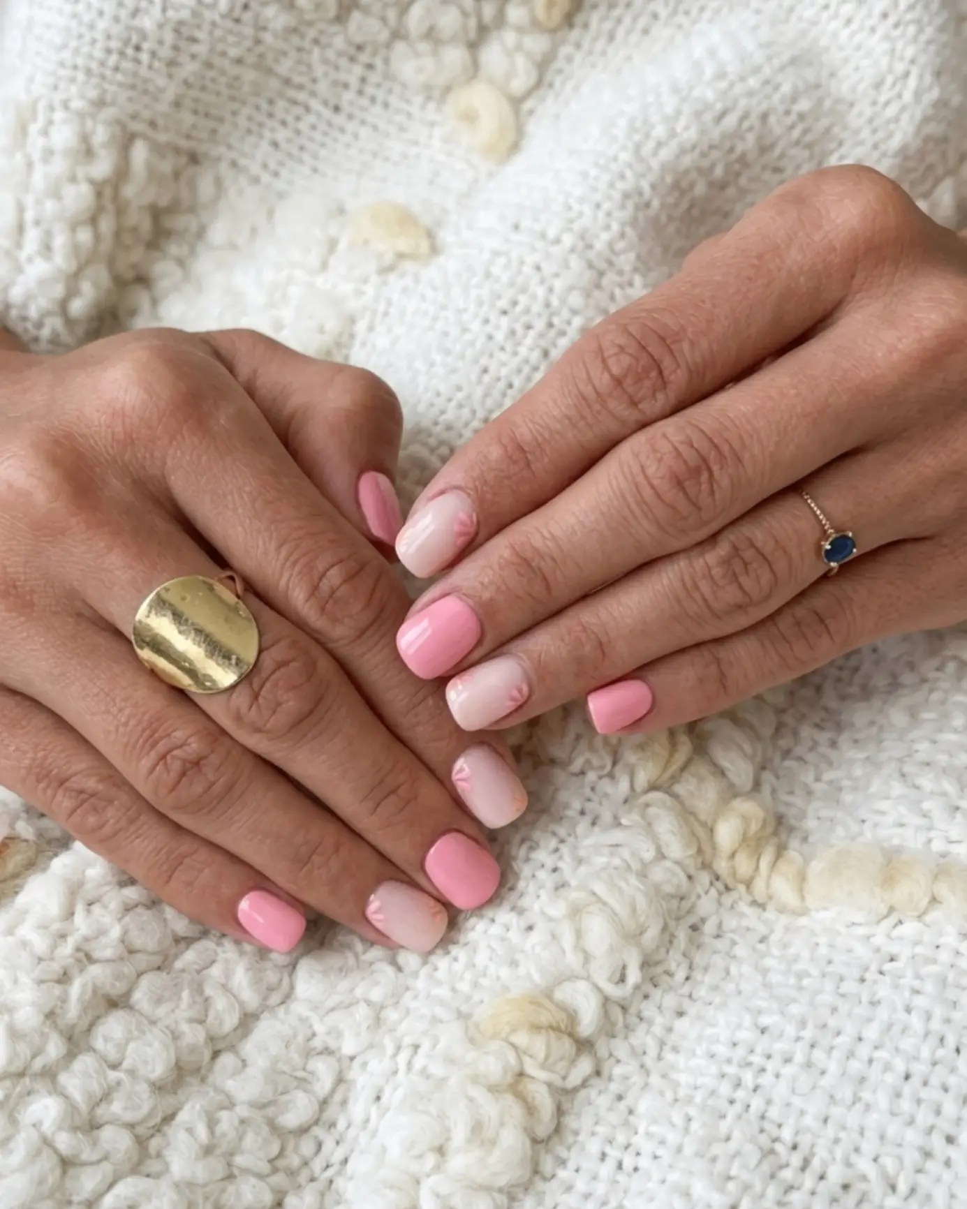 Manucure rose tendre et nude sur fond maille crème