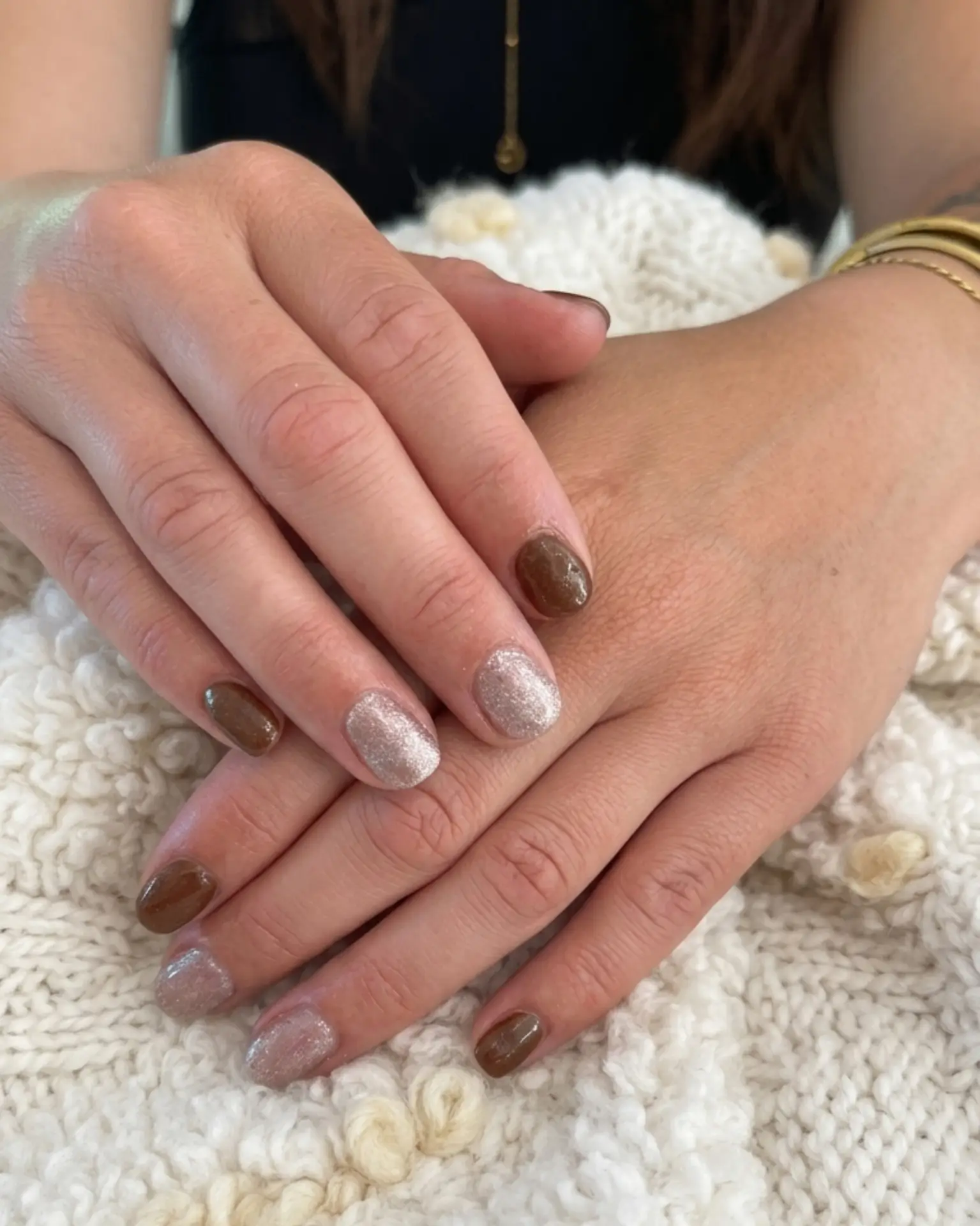 Pose marron glacé et pailletée sur ongles naturels